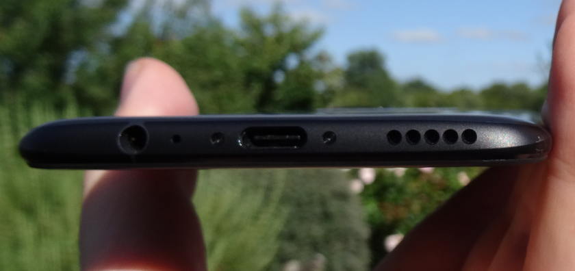 OnePlus 5 - Prise jack USB-C et hauts parleurs