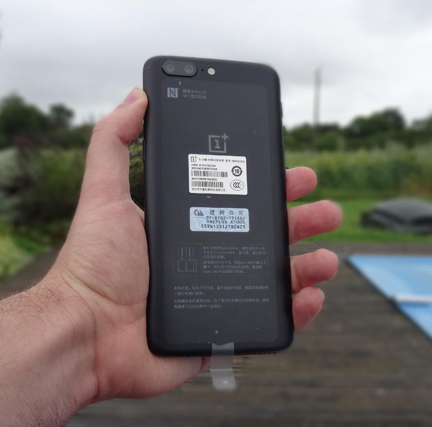 OnePlus 5 - arrière du smartphone