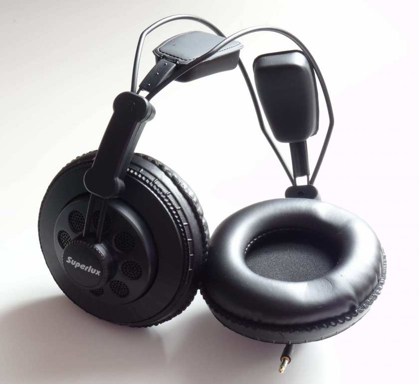 Superlux HD668B - écouteur et mousse isolante